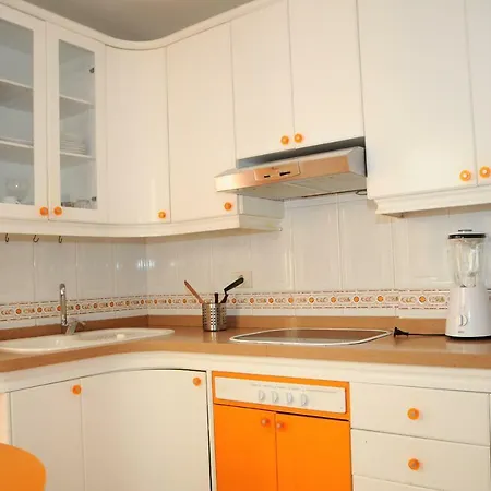 Flatguest - Lovely Beach Apartment *